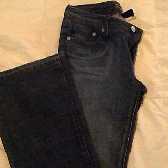 Seven7 jeans size 28 long, flared dark jeans with bling back pockets 2% spandex - Picture 7 of 8